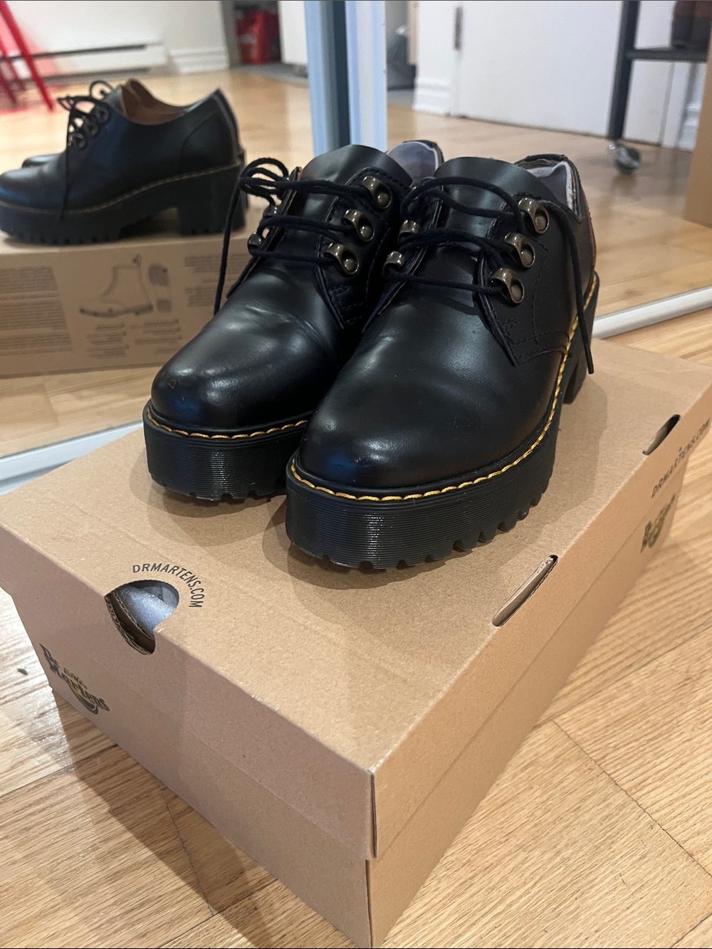 Dr. Martens Women's Black Leather Lace-Up Oxfords Leona Low platform - Picture 4 of 4